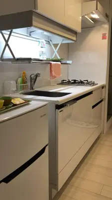 a white kitchen with a sink and a stove at \u30ea\u30d6\u30b7\u30c6\u30a3\u9326\u7cf8\u753a\u53c2\u756a\u9928\u4e0a\u5c64\u968e\u773a\u671b\u826f\u597d\u5317\u6b27\u30eb\u30fc\u30e0, Akihabara 6mins, Tokyo 8 mins, Direct to Narita Airport \u6210\u7530\u7a7a\u6e2f\u76f4\u9054 in Tokyo