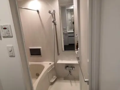 a bathroom with a sink and a shower with a mirror at \u30ea\u30d6\u30b7\u30c6\u30a3\u9326\u7cf8\u753a\u53c2\u756a\u9928\u4e0a\u5c64\u968e\u773a\u671b\u826f\u597d\u5317\u6b27\u30eb\u30fc\u30e0, Akihabara 6mins, Tokyo 8 mins, Direct to Narita Airport \u6210\u7530\u7a7a\u6e2f\u76f4\u9054 in Tokyo