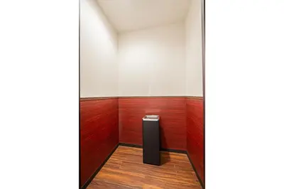 a room with a pillar in the corner of a room at \u30db\u30c6\u30eb\u9759\u862d\u6cca\u9326\u7cf8\u753a in Tokyo