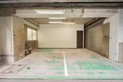 an empty room with a white wall in a building at \u30db\u30c6\u30eb\u9759\u862d\u6cca\u9326\u7cf8\u753a in Tokyo