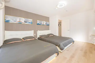 two beds sitting next to each other in a bedroom at \u30db\u30c6\u30eb\u9759\u862d\u6cca\u9326\u7cf8\u753a in Tokyo