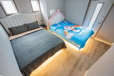 a bedroom with a twin bed and a crib at \u30db\u30c6\u30eb\u9759\u862d\u6cca\u9326\u7cf8\u753a in Tokyo