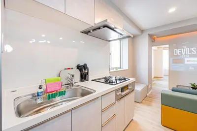 a kitchen with a sink and a counter top at \u30db\u30c6\u30eb\u9759\u862d\u6cca\u9326\u7cf8\u753a in Tokyo