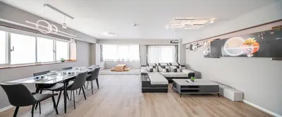 a living room with a table and chairs and a couch at \u30db\u30c6\u30eb\u9759\u862d\u6cca\u9326\u7cf8\u753a in Tokyo