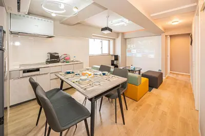 a kitchen and a dining room with a table and chairs at \u30db\u30c6\u30eb\u9759\u862d\u6cca\u9326\u7cf8\u753a in Tokyo