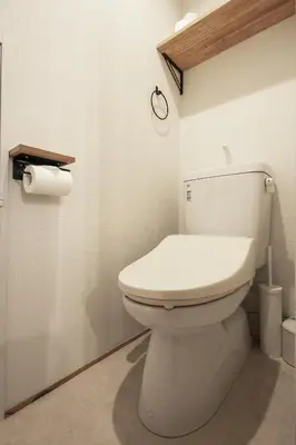 a bathroom with a white toilet in a room at The Villa Ebisu RED\u60e0\u6bd4\u5bff\u99c5\u5f92\u6b658\u5206\u9759\u304b\u306a\u4f4f\u5b85\u5730 in Tokyo