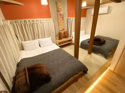 a bedroom with two beds and a mirror at The Villa Ebisu RED\u60e0\u6bd4\u5bff\u99c5\u5f92\u6b658\u5206\u9759\u304b\u306a\u4f4f\u5b85\u5730 in Tokyo