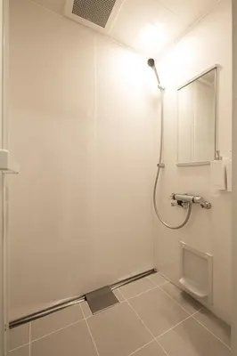 a bathroom with a shower and a mirror at The Villa Ebisu RED\u60e0\u6bd4\u5bff\u99c5\u5f92\u6b658\u5206\u9759\u304b\u306a\u4f4f\u5b85\u5730 in Tokyo