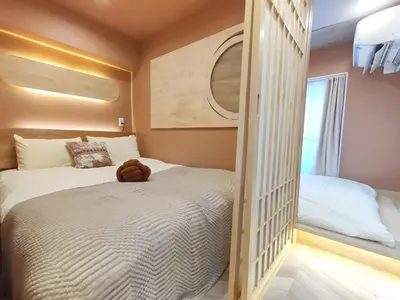 a small bedroom with a bed and a window at 26 \u65b0\u5bbf\u4e2d\u5fc32\u5367\u5ba4 \u8d85\u7ea7\u5546\u5708 \u4ea4\u901a\u67a2\u7ebd \u65e9\u7a3b\u7530\u5927\u5b66 \u4e1c\u65b0\u5bbf\u8f66\u7ad98\u5206\u949f \u6700\u59275\u4eba Shinjuku center 8 mins to ST 5P Maxs \u76f4\u8fbe\u65b0\u5bbf \u6d89\u8c37 \u8868\u53c2\u9053 \u54c1\u5ddd \u6c60\u888b \u4e0a\u91ce \u4ee3\u4ee3\u6728 \u94f6\u5ea7 \u539f\u5bbf in Tokyo