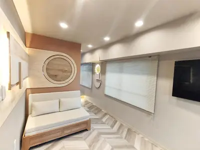 a small room with a bench and a window at 26 \u65b0\u5bbf\u4e2d\u5fc32\u5367\u5ba4 \u8d85\u7ea7\u5546\u5708 \u4ea4\u901a\u67a2\u7ebd \u65e9\u7a3b\u7530\u5927\u5b66 \u4e1c\u65b0\u5bbf\u8f66\u7ad98\u5206\u949f \u6700\u59275\u4eba Shinjuku center 8 mins to ST 5P Maxs \u76f4\u8fbe\u65b0\u5bbf \u6d89\u8c37 \u8868\u53c2\u9053 \u54c1\u5ddd \u6c60\u888b \u4e0a\u91ce \u4ee3\u4ee3\u6728 \u94f6\u5ea7 \u539f\u5bbf in Tokyo