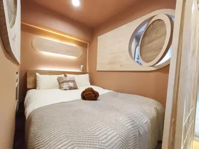 a small bedroom with a bed with a teddy bear on it at 26 \u65b0\u5bbf\u4e2d\u5fc32\u5367\u5ba4 \u8d85\u7ea7\u5546\u5708 \u4ea4\u901a\u67a2\u7ebd \u65e9\u7a3b\u7530\u5927\u5b66 \u4e1c\u65b0\u5bbf\u8f66\u7ad98\u5206\u949f \u6700\u59275\u4eba Shinjuku center 8 mins to ST 5P Maxs \u76f4\u8fbe\u65b0\u5bbf \u6d89\u8c37 \u8868\u53c2\u9053 \u54c1\u5ddd \u6c60\u888b \u4e0a\u91ce \u4ee3\u4ee3\u6728 \u94f6\u5ea7 \u539f\u5bbf in Tokyo