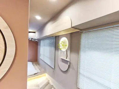 a small room with a window and a bedroom at 26 \u65b0\u5bbf\u4e2d\u5fc32\u5367\u5ba4 \u8d85\u7ea7\u5546\u5708 \u4ea4\u901a\u67a2\u7ebd \u65e9\u7a3b\u7530\u5927\u5b66 \u4e1c\u65b0\u5bbf\u8f66\u7ad98\u5206\u949f \u6700\u59275\u4eba Shinjuku center 8 mins to ST 5P Maxs \u76f4\u8fbe\u65b0\u5bbf \u6d89\u8c37 \u8868\u53c2\u9053 \u54c1\u5ddd \u6c60\u888b \u4e0a\u91ce \u4ee3\u4ee3\u6728 \u94f6\u5ea7 \u539f\u5bbf in Tokyo