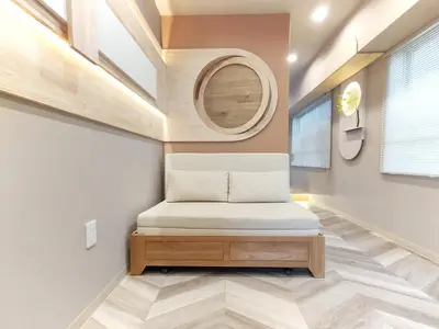 a small bed in a room with a window at 26 \u65b0\u5bbf\u4e2d\u5fc32\u5367\u5ba4 \u8d85\u7ea7\u5546\u5708 \u4ea4\u901a\u67a2\u7ebd \u65e9\u7a3b\u7530\u5927\u5b66 \u4e1c\u65b0\u5bbf\u8f66\u7ad98\u5206\u949f \u6700\u59275\u4eba Shinjuku center 8 mins to ST 5P Maxs \u76f4\u8fbe\u65b0\u5bbf \u6d89\u8c37 \u8868\u53c2\u9053 \u54c1\u5ddd \u6c60\u888b \u4e0a\u91ce \u4ee3\u4ee3\u6728 \u94f6\u5ea7 \u539f\u5bbf in Tokyo