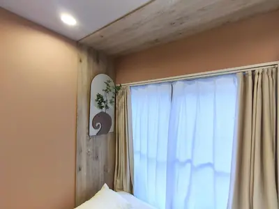 a bedroom with a window with a curtain at 26 \u65b0\u5bbf\u4e2d\u5fc32\u5367\u5ba4 \u8d85\u7ea7\u5546\u5708 \u4ea4\u901a\u67a2\u7ebd \u65e9\u7a3b\u7530\u5927\u5b66 \u4e1c\u65b0\u5bbf\u8f66\u7ad98\u5206\u949f \u6700\u59275\u4eba Shinjuku center 8 mins to ST 5P Maxs \u76f4\u8fbe\u65b0\u5bbf \u6d89\u8c37 \u8868\u53c2\u9053 \u54c1\u5ddd \u6c60\u888b \u4e0a\u91ce \u4ee3\u4ee3\u6728 \u94f6\u5ea7 \u539f\u5bbf in Tokyo