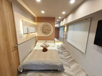 two beds in a room with a window at 26 \u65b0\u5bbf\u4e2d\u5fc32\u5367\u5ba4 \u8d85\u7ea7\u5546\u5708 \u4ea4\u901a\u67a2\u7ebd \u65e9\u7a3b\u7530\u5927\u5b66 \u4e1c\u65b0\u5bbf\u8f66\u7ad98\u5206\u949f \u6700\u59275\u4eba Shinjuku center 8 mins to ST 5P Maxs \u76f4\u8fbe\u65b0\u5bbf \u6d89\u8c37 \u8868\u53c2\u9053 \u54c1\u5ddd \u6c60\u888b \u4e0a\u91ce \u4ee3\u4ee3\u6728 \u94f6\u5ea7 \u539f\u5bbf in Tokyo