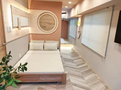a small room with two beds in a tiny house at 26 \u65b0\u5bbf\u4e2d\u5fc32\u5367\u5ba4 \u8d85\u7ea7\u5546\u5708 \u4ea4\u901a\u67a2\u7ebd \u65e9\u7a3b\u7530\u5927\u5b66 \u4e1c\u65b0\u5bbf\u8f66\u7ad98\u5206\u949f \u6700\u59275\u4eba Shinjuku center 8 mins to ST 5P Maxs \u76f4\u8fbe\u65b0\u5bbf \u6d89\u8c37 \u8868\u53c2\u9053 \u54c1\u5ddd \u6c60\u888b \u4e0a\u91ce \u4ee3\u4ee3\u6728 \u94f6\u5ea7 \u539f\u5bbf in Tokyo