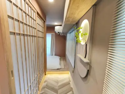 a small room with a hallway with a small bedroom at 26 \u65b0\u5bbf\u4e2d\u5fc32\u5367\u5ba4 \u8d85\u7ea7\u5546\u5708 \u4ea4\u901a\u67a2\u7ebd \u65e9\u7a3b\u7530\u5927\u5b66 \u4e1c\u65b0\u5bbf\u8f66\u7ad98\u5206\u949f \u6700\u59275\u4eba Shinjuku center 8 mins to ST 5P Maxs \u76f4\u8fbe\u65b0\u5bbf \u6d89\u8c37 \u8868\u53c2\u9053 \u54c1\u5ddd \u6c60\u888b \u4e0a\u91ce \u4ee3\u4ee3\u6728 \u94f6\u5ea7 \u539f\u5bbf in Tokyo