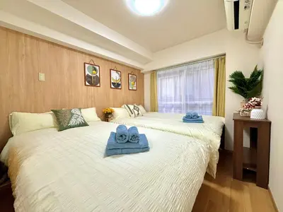 two beds with towels on top of them in a room at B2-Shinjuku center 3mins to ST Max 4P-\u65b0\u5bbf\u4e2d\u5fc3 \u5927\u4e45\u4fdd\u99c53\u5206\u949f \u8d85\u7ea7\u5546\u5708\u4ea4\u901a\u67a2\u7ebd \u6b65\u884c\u5230\u65b0\u5bbf\u6b4c\u821e\u4f0e\u753a \u5c71\u624b\u7dda\u76f4\u8fbe\u6e0b\u8c37\u9280\u5ea7\u6c60\u888b in Tokyo