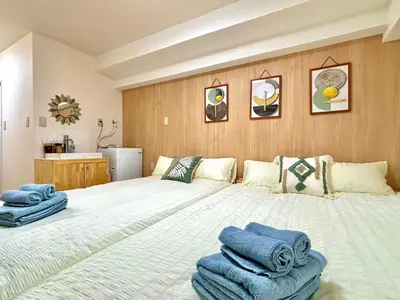a bedroom with a large bed with towels on it at B2-Shinjuku center 3mins to ST Max 4P-\u65b0\u5bbf\u4e2d\u5fc3 \u5927\u4e45\u4fdd\u99c53\u5206\u949f \u8d85\u7ea7\u5546\u5708\u4ea4\u901a\u67a2\u7ebd \u6b65\u884c\u5230\u65b0\u5bbf\u6b4c\u821e\u4f0e\u753a \u5c71\u624b\u7dda\u76f4\u8fbe\u6e0b\u8c37\u9280\u5ea7\u6c60\u888b in Tokyo