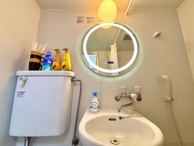 a bathroom with a sink and a mirror at B2-Shinjuku center 3mins to ST Max 4P-\u65b0\u5bbf\u4e2d\u5fc3 \u5927\u4e45\u4fdd\u99c53\u5206\u949f \u8d85\u7ea7\u5546\u5708\u4ea4\u901a\u67a2\u7ebd \u6b65\u884c\u5230\u65b0\u5bbf\u6b4c\u821e\u4f0e\u753a \u5c71\u624b\u7dda\u76f4\u8fbe\u6e0b\u8c37\u9280\u5ea7\u6c60\u888b in Tokyo