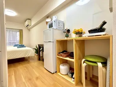a small room with a refrigerator and a bed at B2-Shinjuku center 3mins to ST Max 4P-\u65b0\u5bbf\u4e2d\u5fc3 \u5927\u4e45\u4fdd\u99c53\u5206\u949f \u8d85\u7ea7\u5546\u5708\u4ea4\u901a\u67a2\u7ebd \u6b65\u884c\u5230\u65b0\u5bbf\u6b4c\u821e\u4f0e\u753a \u5c71\u624b\u7dda\u76f4\u8fbe\u6e0b\u8c37\u9280\u5ea7\u6c60\u888b in Tokyo