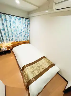 a small bed in a room with a window at Zen House - Vacation STAY 18298 in Tokyo