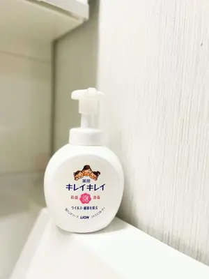 a bottle of moisturizing moisturizing hand soap in a white container at Zen House - Vacation STAY 18298 in Tokyo