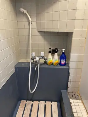 a shower in a bathroom with three bottles of detergent at \u5e73\u5b89\u65c5\u9986\u7537\u58eb\u8ff7\u4f60\u5355\u8eab\u516c\u5bd3 in Tokyo
