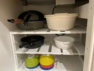 a shelf with bowls and other kitchen items on it at \u5e73\u5b89\u65c5\u9986\u7537\u58eb\u8ff7\u4f60\u5355\u8eab\u516c\u5bd3 in Tokyo