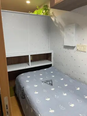 a small bedroom with a bed and a shelf at \u5e73\u5b89\u65c5\u9986\u7537\u58eb\u8ff7\u4f60\u5355\u8eab\u516c\u5bd3 in Tokyo