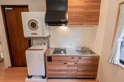 a small kitchen with a sink and a microwave at \u6e0b\u8c37\u99c5\u5f92\u6b69 10\u5206 \u4ee3\u5b98\u5c717\u5206 3LDK90m \u9ad8\u7d1a\u4f4f\u5b85\u5c4b\u4e0a\u4ed8\u304d \u96fb\u8eca\u3067\u8868\u53c2\u90532\u5206\u9280\u5ea715\u5206\u65b0\u5bbf5\u5206 in Tokyo