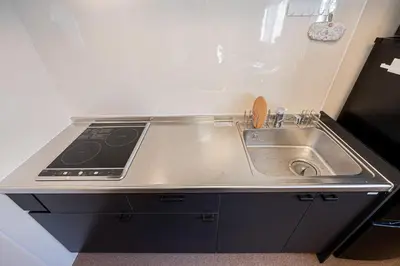 a kitchen with a sink and a stove at \u6e0b\u8c37\u99c5\u5f92\u6b69 10\u5206 \u4ee3\u5b98\u5c717\u5206 3LDK90m \u9ad8\u7d1a\u4f4f\u5b85\u5c4b\u4e0a\u4ed8\u304d \u96fb\u8eca\u3067\u8868\u53c2\u90532\u5206\u9280\u5ea715\u5206\u65b0\u5bbf5\u5206 in Tokyo