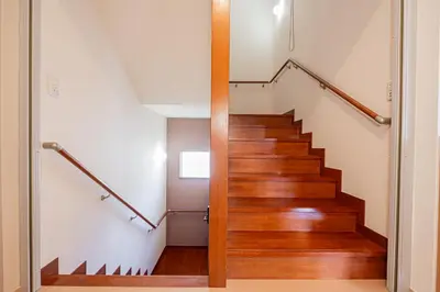 a staircase in a house with wooden floors at \u6e0b\u8c37\u99c5\u5f92\u6b69 10\u5206 \u4ee3\u5b98\u5c717\u5206 3LDK90m \u9ad8\u7d1a\u4f4f\u5b85\u5c4b\u4e0a\u4ed8\u304d \u96fb\u8eca\u3067\u8868\u53c2\u90532\u5206\u9280\u5ea715\u5206\u65b0\u5bbf5\u5206 in Tokyo