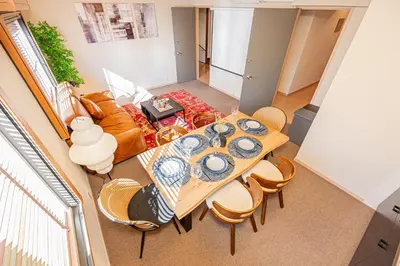 an overhead view of a living room with a table and chairs at \u6e0b\u8c37\u99c5\u5f92\u6b69 10\u5206 \u4ee3\u5b98\u5c717\u5206 3LDK90m \u9ad8\u7d1a\u4f4f\u5b85\u5c4b\u4e0a\u4ed8\u304d \u96fb\u8eca\u3067\u8868\u53c2\u90532\u5206\u9280\u5ea715\u5206\u65b0\u5bbf5\u5206 in Tokyo