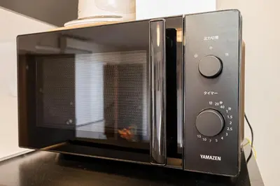 a microwave oven sitting on top of a counter at \u6e0b\u8c37\u99c5\u5f92\u6b69 10\u5206 \u4ee3\u5b98\u5c717\u5206 3LDK90m \u9ad8\u7d1a\u4f4f\u5b85\u5c4b\u4e0a\u4ed8\u304d \u96fb\u8eca\u3067\u8868\u53c2\u90532\u5206\u9280\u5ea715\u5206\u65b0\u5bbf5\u5206 in Tokyo