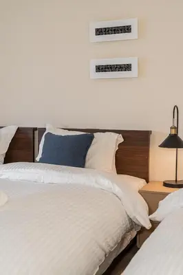two beds sitting next to each other in a bedroom at \u6e0b\u8c37\u99c5\u5f92\u6b69 10\u5206 \u4ee3\u5b98\u5c717\u5206 3LDK90m \u9ad8\u7d1a\u4f4f\u5b85\u5c4b\u4e0a\u4ed8\u304d \u96fb\u8eca\u3067\u8868\u53c2\u90532\u5206\u9280\u5ea715\u5206\u65b0\u5bbf5\u5206 in Tokyo