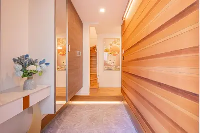 a hallway with wood paneling and a large wooden door at \u65b0\u7b51Jr\u5c71\u624b\u7dda\u9daf\u8c37\u5f92\u6b653\u5206\u76f4\u8fbe\u4e0a\u91ce \u79cb\u53f6\u539f \u65b0\u5bbf \u6da9\u8c37 \u6c60\u888b \u539f\u5bbf \u94f6\u5ea7 \u6210\u7530\u673a\u573a\u72ec\u680b\u56db\u5c42110\u5e73\u522b\u5885 in Tokyo