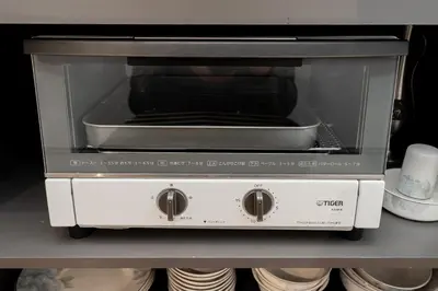 a toaster oven is sitting on a shelf at \u65b0\u7b51Jr\u5c71\u624b\u7dda\u9daf\u8c37\u5f92\u6b653\u5206\u76f4\u8fbe\u4e0a\u91ce \u79cb\u53f6\u539f \u65b0\u5bbf \u6da9\u8c37 \u6c60\u888b \u539f\u5bbf \u94f6\u5ea7 \u6210\u7530\u673a\u573a\u72ec\u680b\u56db\u5c42110\u5e73\u522b\u5885 in Tokyo