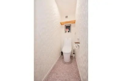 a bathroom with a white toilet in a room at \u65b0\u7b51Jr\u5c71\u624b\u7dda\u9daf\u8c37\u5f92\u6b653\u5206\u76f4\u8fbe\u4e0a\u91ce \u79cb\u53f6\u539f \u65b0\u5bbf \u6da9\u8c37 \u6c60\u888b \u539f\u5bbf \u94f6\u5ea7 \u6210\u7530\u673a\u573a\u72ec\u680b\u56db\u5c42110\u5e73\u522b\u5885 in Tokyo
