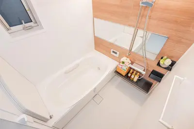 a white bathroom with a tub and a sink at \u65b0\u7b51Jr\u5c71\u624b\u7dda\u9daf\u8c37\u5f92\u6b653\u5206\u76f4\u8fbe\u4e0a\u91ce \u79cb\u53f6\u539f \u65b0\u5bbf \u6da9\u8c37 \u6c60\u888b \u539f\u5bbf \u94f6\u5ea7 \u6210\u7530\u673a\u573a\u72ec\u680b\u56db\u5c42110\u5e73\u522b\u5885 in Tokyo
