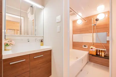 a bathroom with a sink and a tub and a toilet at \u65b0\u7b51Jr\u5c71\u624b\u7dda\u9daf\u8c37\u5f92\u6b653\u5206\u76f4\u8fbe\u4e0a\u91ce \u79cb\u53f6\u539f \u65b0\u5bbf \u6da9\u8c37 \u6c60\u888b \u539f\u5bbf \u94f6\u5ea7 \u6210\u7530\u673a\u573a\u72ec\u680b\u56db\u5c42110\u5e73\u522b\u5885 in Tokyo