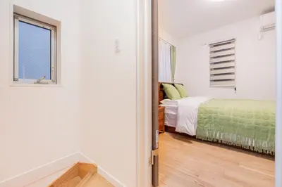 a bedroom with a bed and a window at \u65b0\u7b51Jr\u5c71\u624b\u7dda\u9daf\u8c37\u5f92\u6b653\u5206\u76f4\u8fbe\u4e0a\u91ce \u79cb\u53f6\u539f \u65b0\u5bbf \u6da9\u8c37 \u6c60\u888b \u539f\u5bbf \u94f6\u5ea7 \u6210\u7530\u673a\u573a\u72ec\u680b\u56db\u5c42110\u5e73\u522b\u5885 in Tokyo