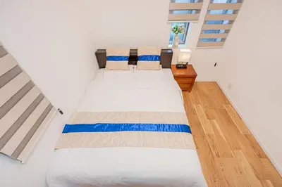 a bedroom with two beds in a attic at \u65b0\u7b51Jr\u5c71\u624b\u7dda\u9daf\u8c37\u5f92\u6b653\u5206\u76f4\u8fbe\u4e0a\u91ce \u79cb\u53f6\u539f \u65b0\u5bbf \u6da9\u8c37 \u6c60\u888b \u539f\u5bbf \u94f6\u5ea7 \u6210\u7530\u673a\u573a\u72ec\u680b\u56db\u5c42110\u5e73\u522b\u5885 in Tokyo