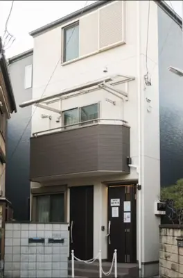 a white building with a balcony on the side of it at japan house \u30f4\u30a3\u30e9\u8cb8\u5207\u6771\u5411\u5cf6\u99c55\u5206\u30b9\u30ab\u30a4\u30c4\u30ea\u30fc\u8fd1\u304f\u4e09\u53f7\u9928 in Tokyo