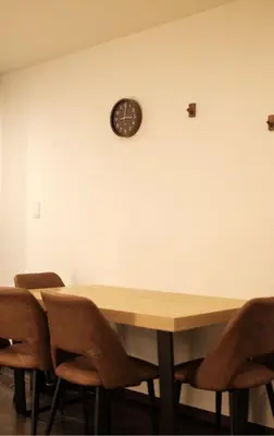 a dining room table with chairs and a clock on the wall at japan house \u30f4\u30a3\u30e9\u8cb8\u5207\u6771\u5411\u5cf6\u99c55\u5206\u30b9\u30ab\u30a4\u30c4\u30ea\u30fc\u8fd1\u304f\u4e09\u53f7\u9928 in Tokyo
