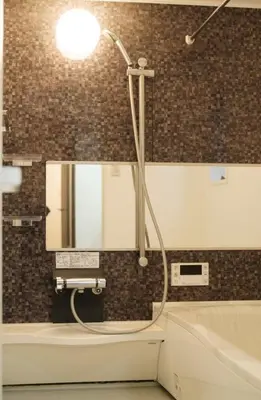 a bathroom with a shower with a mirror and a sink at japan house \u30f4\u30a3\u30e9\u8cb8\u5207\u6771\u5411\u5cf6\u99c55\u5206\u30b9\u30ab\u30a4\u30c4\u30ea\u30fc\u8fd1\u304f\u4e09\u53f7\u9928 in Tokyo