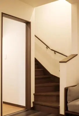 an open door leading up to a stairway with a stair case at japan house \u30f4\u30a3\u30e9\u8cb8\u5207\u6771\u5411\u5cf6\u99c55\u5206\u30b9\u30ab\u30a4\u30c4\u30ea\u30fc\u8fd1\u304f\u4e09\u53f7\u9928 in Tokyo