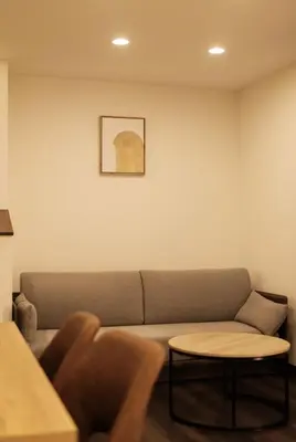 a living room with a couch and a table at japan house \u30f4\u30a3\u30e9\u8cb8\u5207\u6771\u5411\u5cf6\u99c55\u5206\u30b9\u30ab\u30a4\u30c4\u30ea\u30fc\u8fd1\u304f\u4e09\u53f7\u9928 in Tokyo