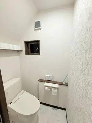 a bathroom with a toilet and a tv on the wall at \u98a8\u82b1Fuka\u6c11\u6cca\u5927\u68ee\u897f002 in Tokyo