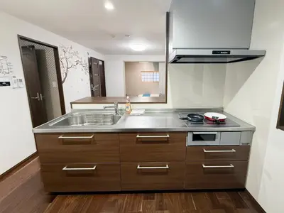 a kitchen with a sink and a counter top at \u98a8\u82b1Fuka\u6c11\u6cca\u5927\u68ee\u897f002 in Tokyo
